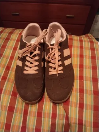 Zapatillas deportivas marrones y rosas
