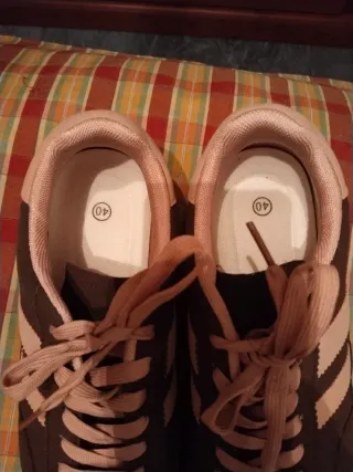 Zapatillas deportivas marrones y rosas