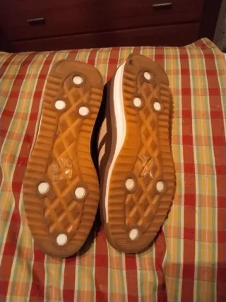 Zapatillas deportivas marrones y rosas