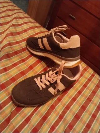 Zapatillas deportivas marrones y rosas