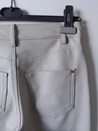 Pantaloni Zara similpelle color crema