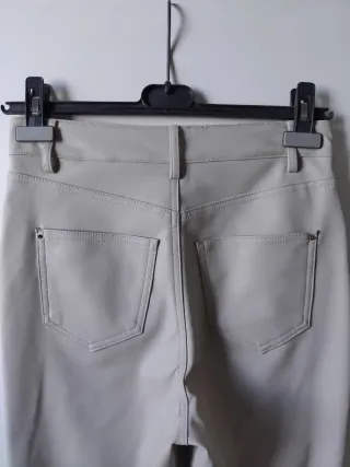 Pantaloni Zara similpelle color crema