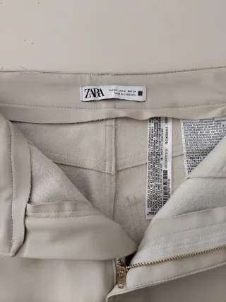 Pantaloni Zara similpelle color crema