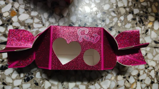 Scatola regalo brillante a forma di caramello