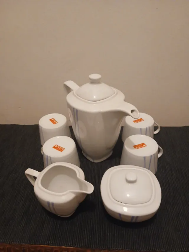 Juego de porcelana tetera y tazas. DELACASA.