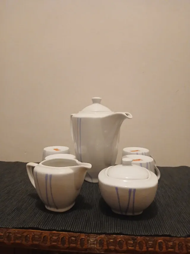 Juego de porcelana tetera y tazas. DELACASA.