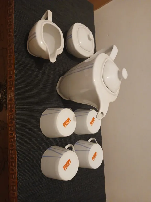 Juego de porcelana tetera y tazas. DELACASA.