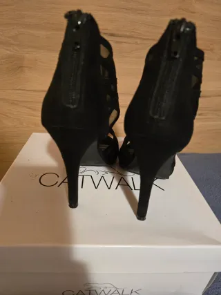 Tacones negros de malla y tiras