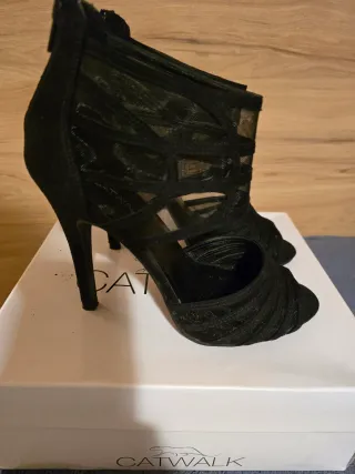 Tacones negros de malla y tiras