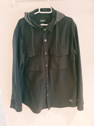 Camisa con capucha Pull&Bear Negra