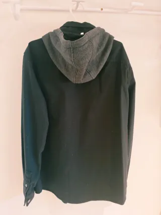 Camisa con capucha Pull&Bear Negra