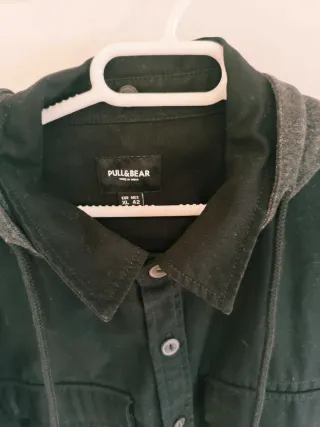 Camisa con capucha Pull&Bear Negra