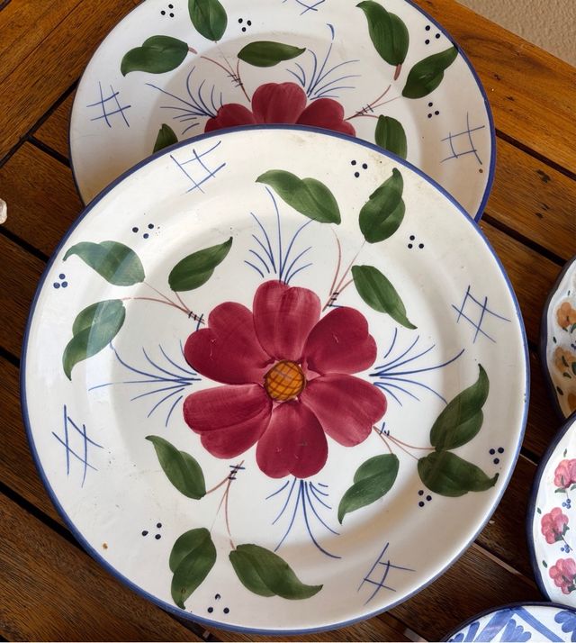 Set di Piatti in Ceramica Dipinti a Mano