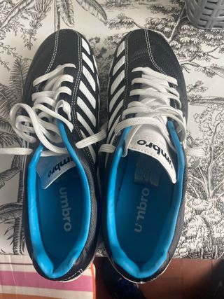 Botas de fútbol Umbro negras y blancas