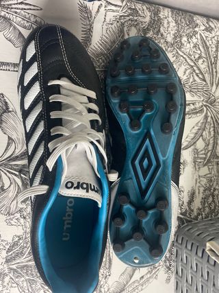 Botas de fútbol Umbro negras y blancas