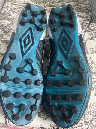 Botas de fútbol Umbro negras y blancas