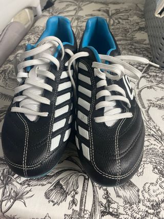 Botas de fútbol Umbro negras y blancas