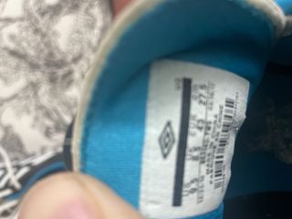 Botas de fútbol Umbro negras y blancas