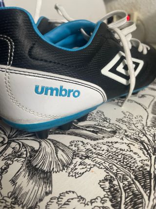 Botas de fútbol Umbro negras y blancas