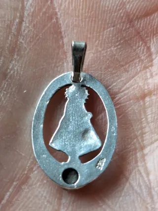 Medalla Virgen de Covadonga de Plata ,piedra onix.