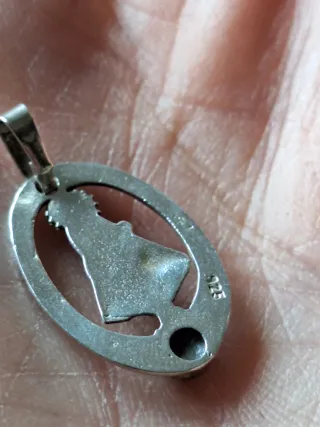 Medalla Virgen de Covadonga de Plata ,piedra onix.