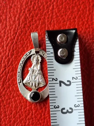 Medalla Virgen de Covadonga de Plata ,piedra onix.