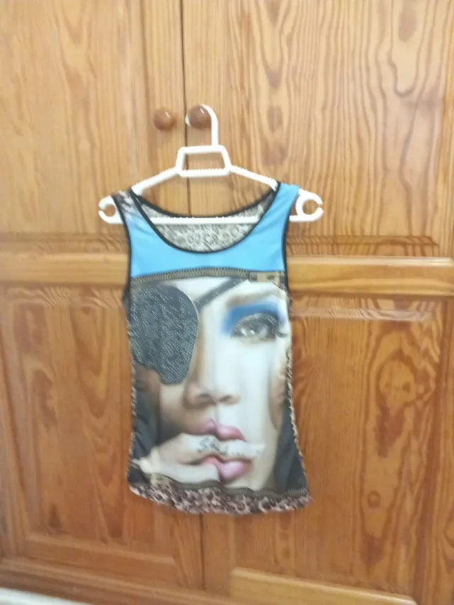 Camiseta sin mangas con estampado de rostro