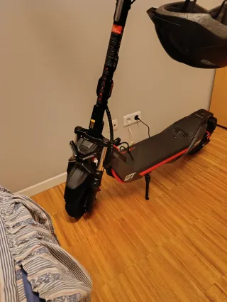 Patinete Eléctrico Negro y Rojo