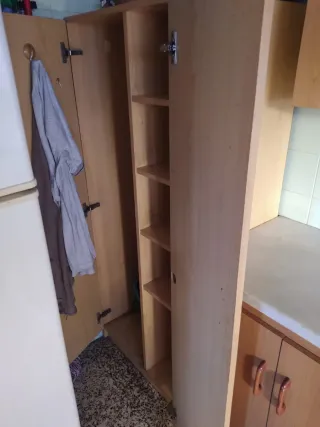 Escobero Armario Estantes Madera