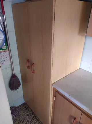 Escobero Armario Estantes Madera