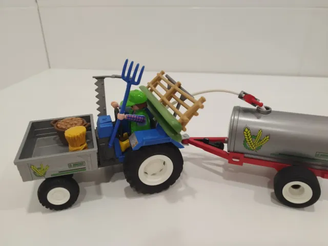 Tractor Playmobil con remolque y accesorios