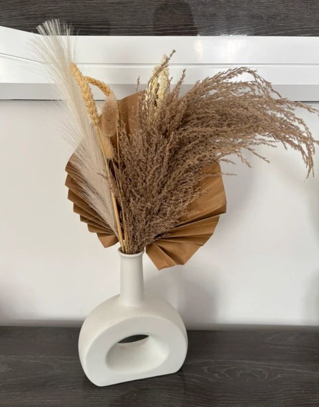 Jarrón blanco con flores secas