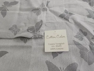 Coppia di tovaglioli con farfalle