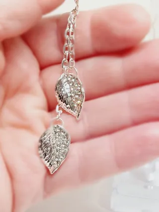 Pendientes hojas plateadas con brillantes