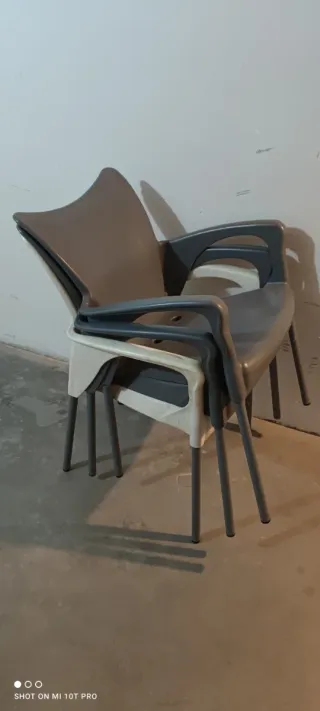 Sedie da bar impilabili beige e grigie