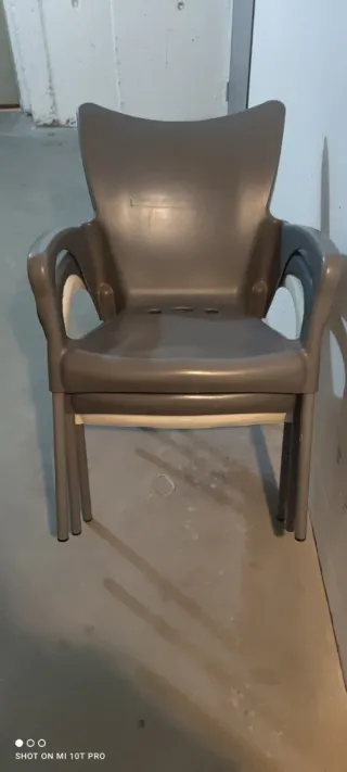 Sedie da bar impilabili beige e grigie