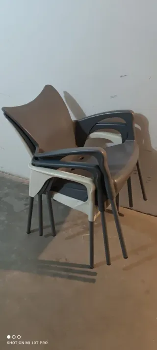 Sedie da bar impilabili beige e grigie