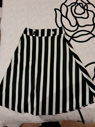 Falda de rayas blancas y negras con toque verde
