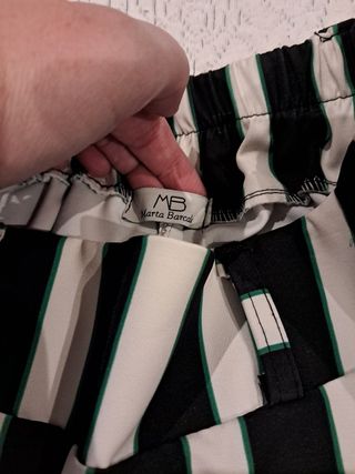 Falda de rayas blancas y negras con toque verde