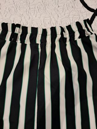 Falda de rayas blancas y negras con toque verde