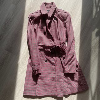 Abrigo Stradivarius cuadros rojo y azul