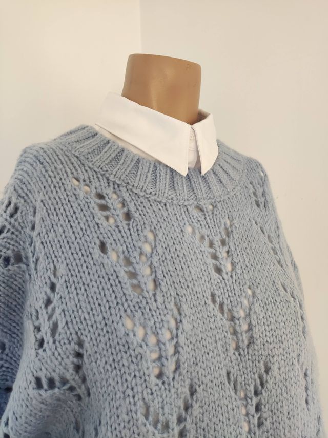 Jersey azul de punto con calados