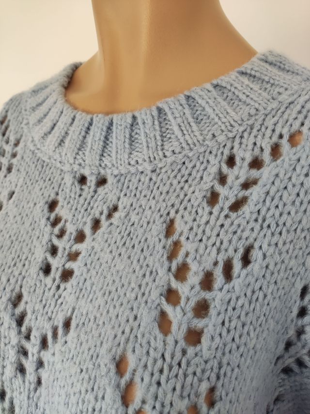Jersey azul de punto con calados