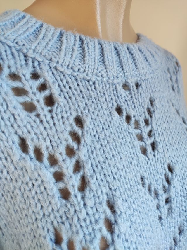 Jersey azul de punto con calados