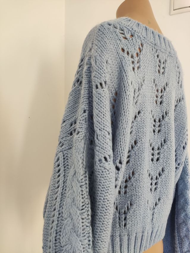 Jersey azul de punto con calados