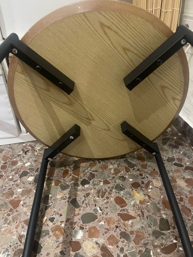 Tavoli ausiliari rotondi in legno e metallo