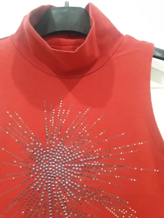 Top Calvin Klein Jeans Rojo burdeos con pedrería.