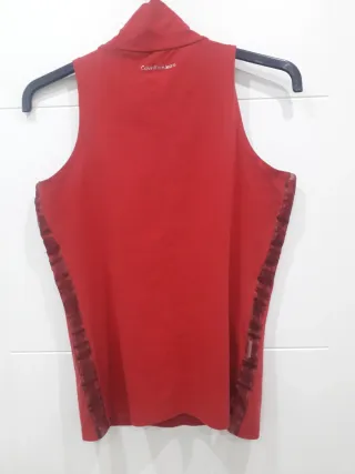 Top Calvin Klein Jeans Rojo burdeos con pedrería.