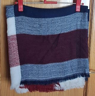 Bufanda azul marino con detalles