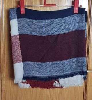 Bufanda azul marino con detalles